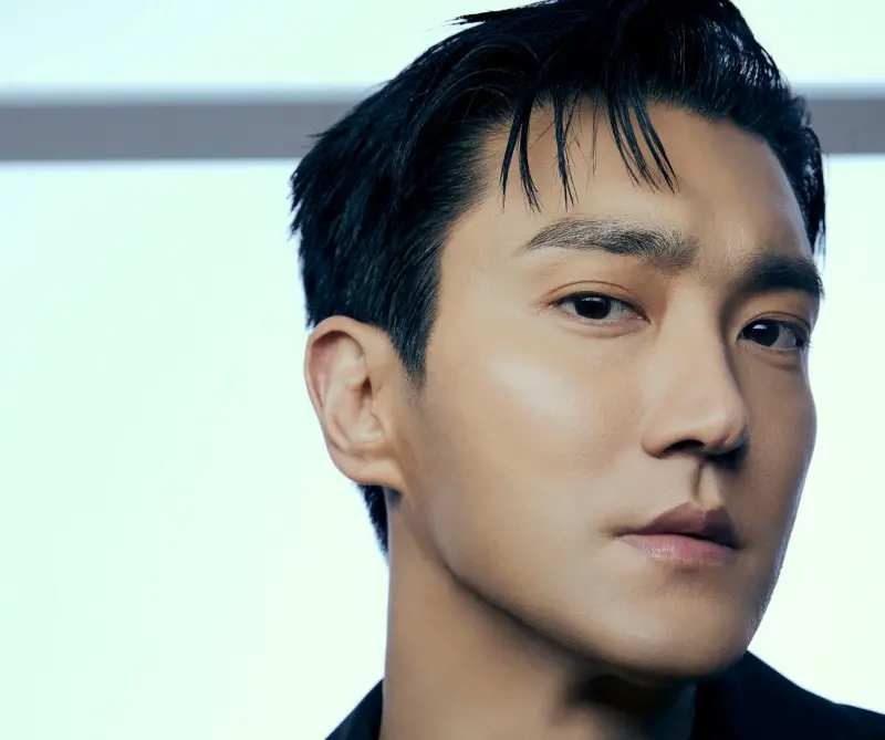 ▲SUPER JUNIOR（SJ）成員崔始源被傳是「行走的財神爺」，大家只要跟他對視、拿著他的照片或小卡拜拜，甚至繞著印有他肖像的柱子祈願，都會發財。（圖／SUPER JUNIOR臉書）