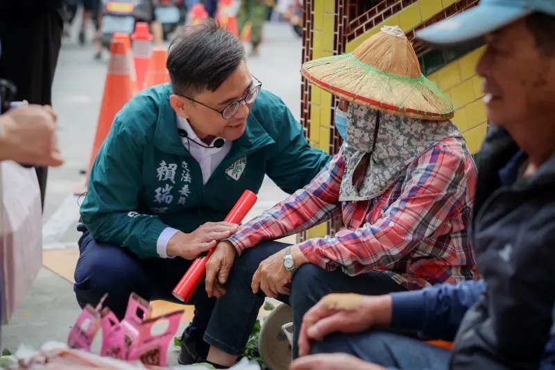 ▲ 民進黨3月起即將展開直轄市市議員初選，甫通過初選的民進黨提名市長參選人賴瑞隆近日受邀與多位黨內議員及參選人掃市場，沿街發送春聯。（圖／高雄市長參選人賴瑞隆辦公室提供）