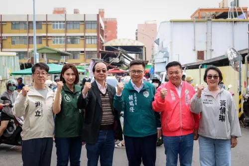 ▲ 賴瑞隆今天上午與資深媒體人王瑞德共同陪同市議員黃彥毓及市議員參選人黃敬雅、蘇致榮、黃偵琳、尹立、洪村銘等人進行市場掃街。（圖／高雄市長參選人賴瑞隆辦公室提供）