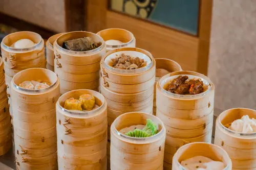 ▲最有氣氛、許久不見的「點心推車」當然也要還原登場。（圖／路易莎咖啡 louisacoffee.co）