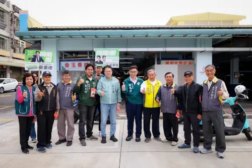 ▲ 賴瑞隆下午則與立法委員邱志偉陪同高雄市議員參選人蔡秉璁，前往梓官第一市場及橋頭市場向鄉親拜早年，並發送「好運隆加馬」春聯及紅包袋，祝福市民朋友馬年平安順利、闔家安康。（圖／高雄市長參選人賴瑞隆辦公室提供）