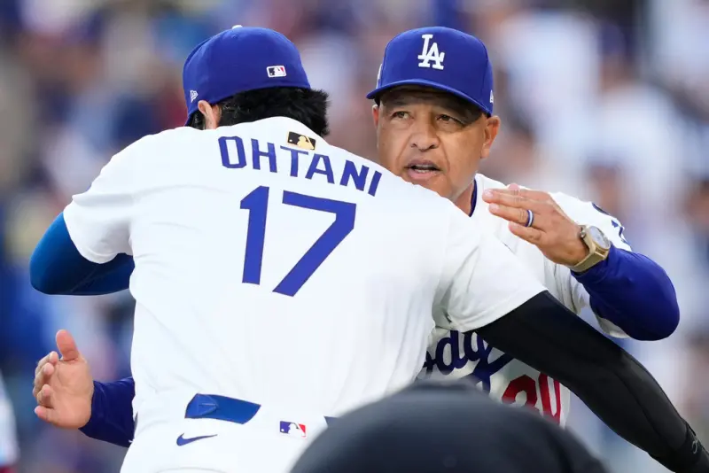 ▲洛杉磯道奇隊大谷翔平（左）與總教練羅伯斯（右），在經典賽是否會投球的說法不一致。（圖／美聯社／達志影像）