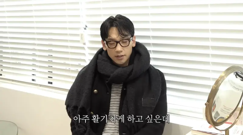 ▲43歲男神RAIN透露自己被腰痛困擾半年，就醫後被醫生告知脊椎出問題。（圖／시즌비시즌 Season B Season YouTube）