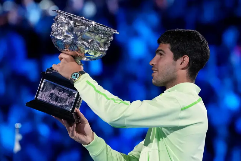 ▲2026年澳洲網球公開賽（Australian Open）今（1）日迎來男單決賽。22歲的世界第一、西班牙新星艾卡拉茲（Carlos Alcaraz）與手捧10座澳網冠軍的喬科維奇（Novak Djokovic）上演跨世代對決。（圖／美聯社／達志影像）