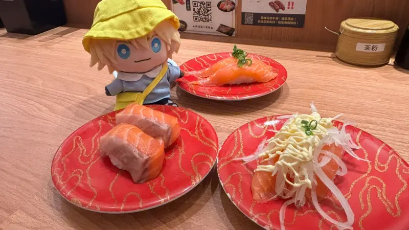 ▲近來還有許多人會帶著喜歡的角色或偶像的娃娃一起出門，將娃娃與美景、美食拍照，也衍生出了新詞「娃活」來形容這項活動。（圖／民眾提供）