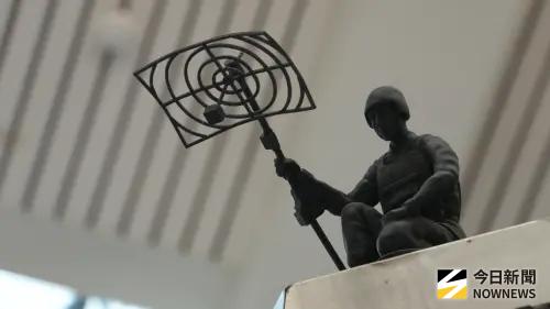 ▲復興崗站內詢問處上方執行監聽工作的小兵，架設小型的移動式衛星通訊天線，攔截敵方的通訊信號。（圖／記者呂炯昌攝）