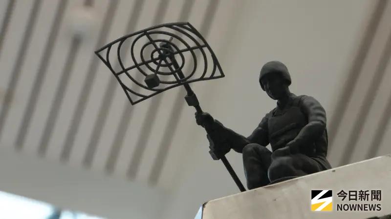    ▲復興崗站內詢問處上方執行監聽工作的小兵，架設小型的移動式衛星通訊天線，攔截敵方的通訊信號。（圖／記者呂炯昌攝）  