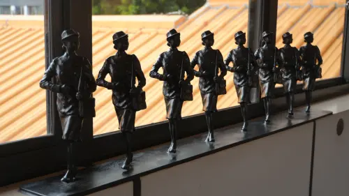 ▲連接復興崗站兩側月台天橋上的「行走的女青年工作大隊」。（圖／記者呂炯昌攝）