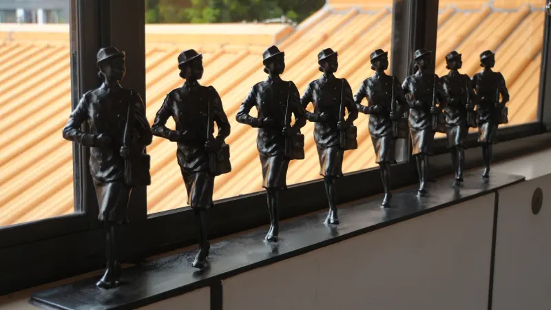    ▲連接復興崗站兩側月台天橋上的「行走的女青年工作大隊」。（圖／記者呂炯昌攝）  