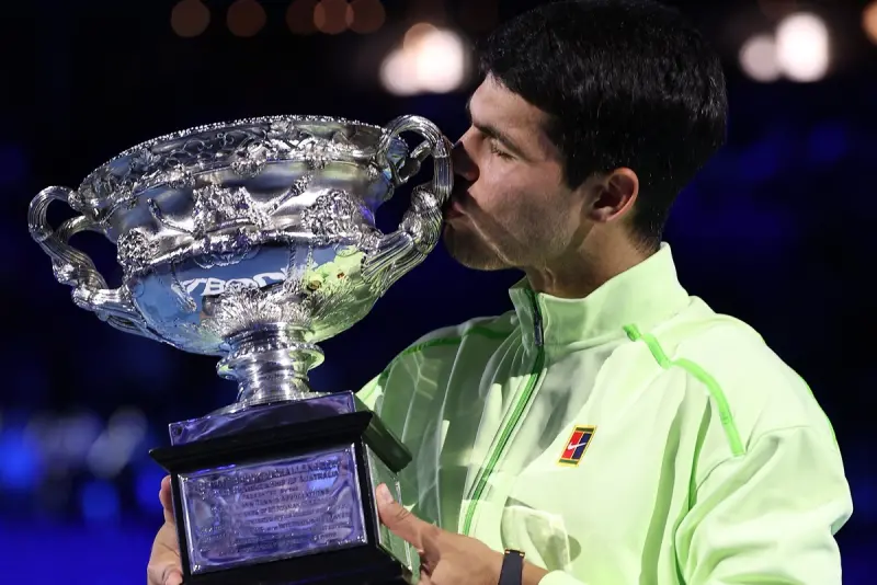 ▲西班牙22歲名將艾卡拉茲（Carlos Alcaraz）經過四盤大戰後以3：1擊敗10屆冠軍喬科維奇，這也宣告最近9座大滿貫冠軍都由他和義大利名將辛納（Jannik Sinner）包辦，前者5度摘冠，後者則4度稱王。（圖／取自#AusOpen X）