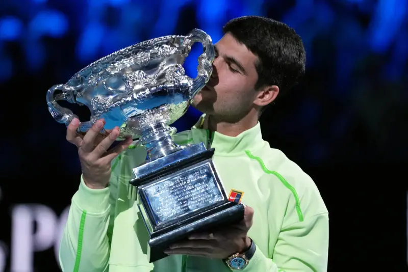 ▲2026年澳洲網球公開賽男單決賽今（1）日落幕，22歲的西班牙球王艾卡拉茲（Carlos Alcaraz）克服首盤遭壓制的劣勢，最終以3：1逆轉擊敗38歲傳奇喬科維奇（Novak Djokovic），不僅抱走個人首座澳網金盃，更寫下史上最年輕「全滿貫」的紀錄。（圖／美聯社／達志影像）