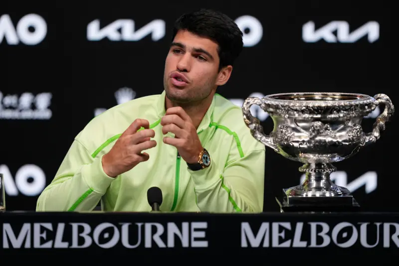 ▲艾卡拉茲憑藉這座男單冠軍獎盃，成功領走高達415萬澳幣（約合新台幣9135萬元）的冠軍獎金，寫下澳網史上最高額的單一獎金紀錄。（圖／美聯社／達志影像）