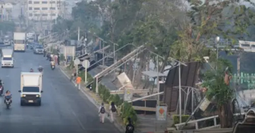 貨櫃車一勾成災！泰國電線杆「骨牌式倒塌」逾70根　兩公里陷黑暗

