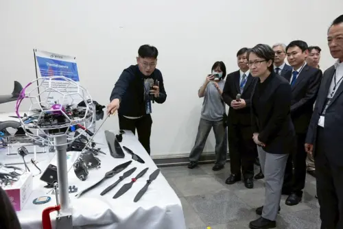 Vice President Hsiao exchanges ideas with Taiwanese drone developers. (Office of the President)