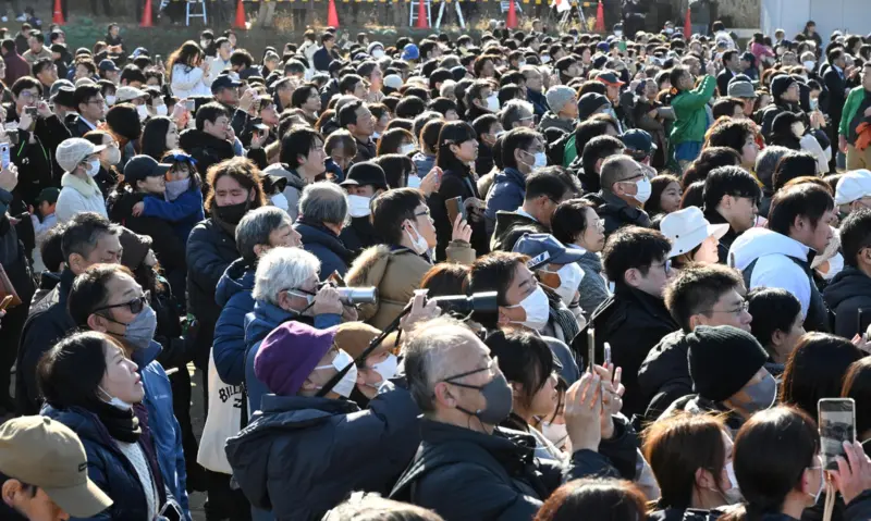 ▲日本國會選舉倒數1週，各黨積極造勢，圖為街頭聽取演說的民眾。（圖／美聯社／達志影像）