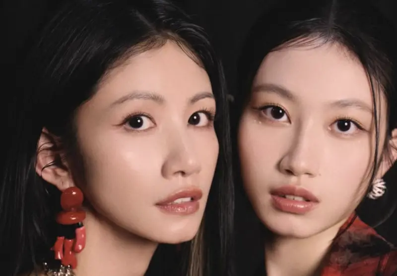 ▲李千娜（左）和女兒顧穎將在紅白同台演出，她曬出母女的貼臉近照，讓粉絲驚呼真的太像，根本是複製貼上。（圖／翻攝自IG@n_a_n_a_l_e_e）