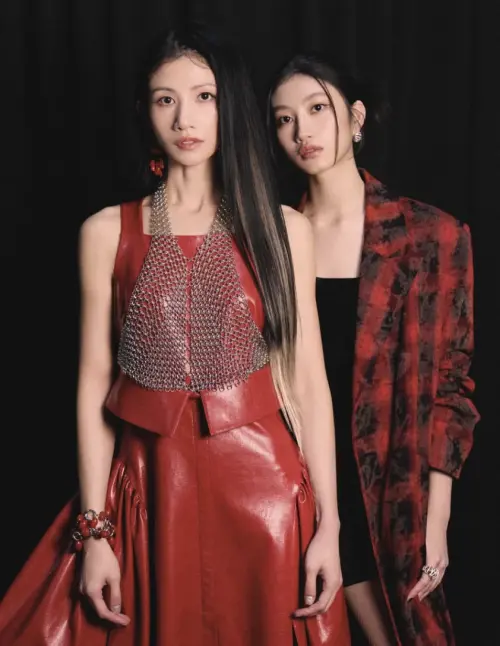 ▲李千娜（左）和女兒顧穎長相非常相似。（圖／翻攝自IG@n_a_n_a_l_e_e）