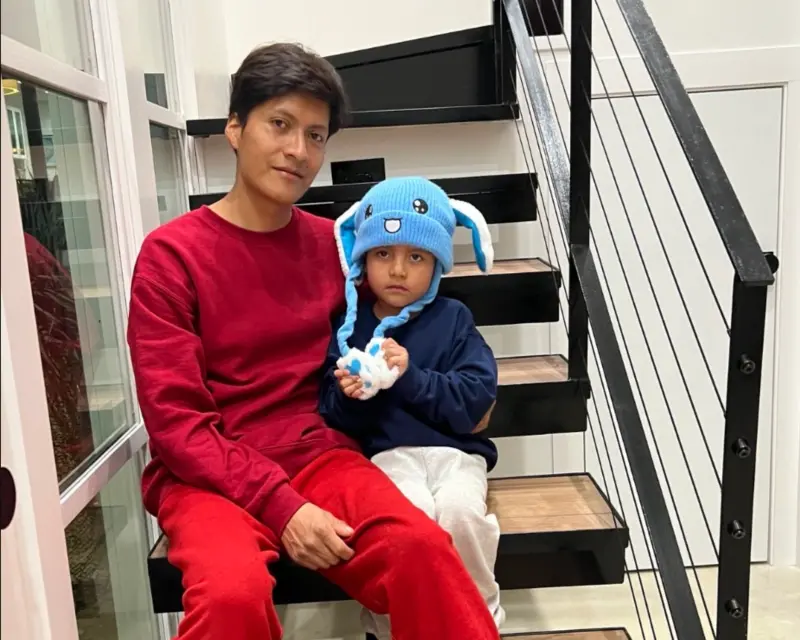 ▲在遭美國ICE人員以掃蕩移民為由拘留10天後，來自厄瓜多的5歲男童及父親終於獲釋，返回明尼蘇達州。（圖／翻攝自Joaquin Castro X）