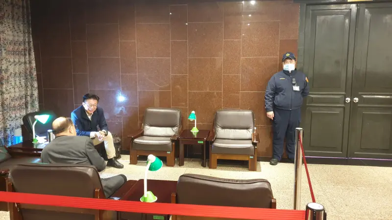 ▲立法院新會期報到，綠委郭國文一早就來排隊。（圖／何哲欣攝，2026.02.02）