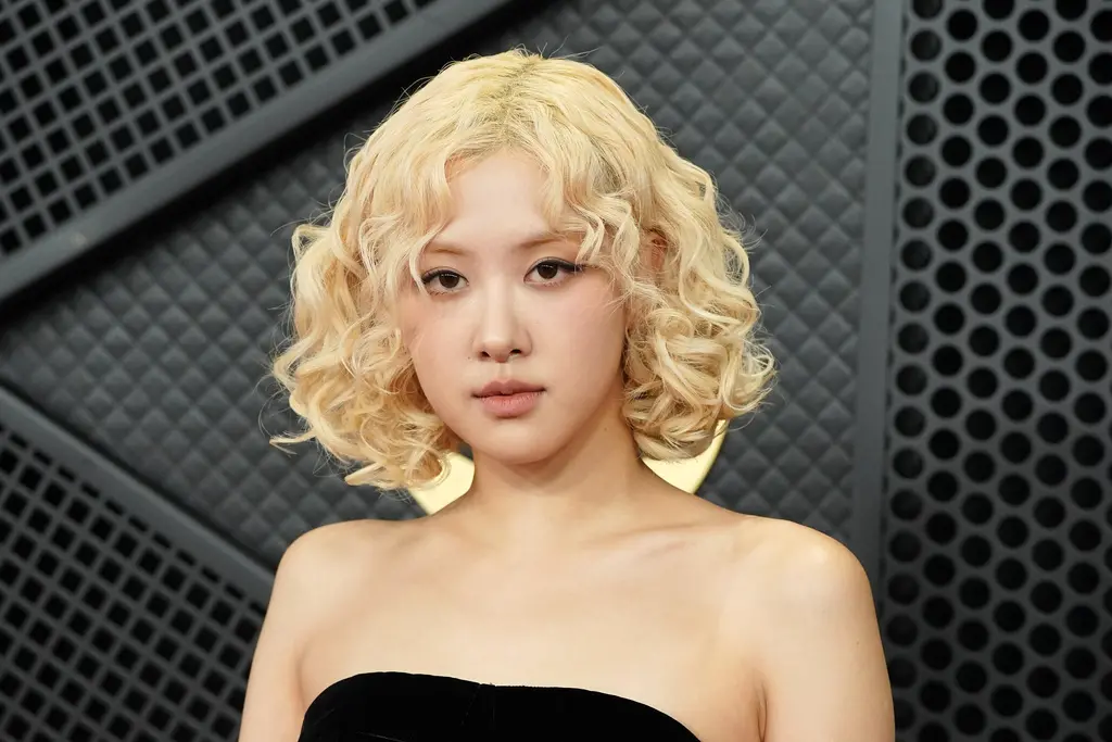 ▲BLACKPINK成員Rosé維持招牌金髮超辛苦，每2週就會請韓國造型師차차飛LA幫補染髮根。（圖／美聯社／達志影像）