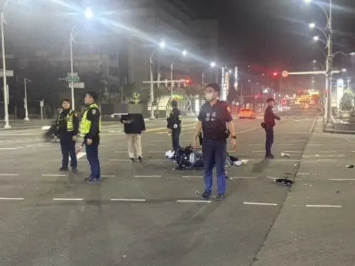 美麗島站前汽機車違反號誌管制發生擦撞　騎士遭撞飛送醫
