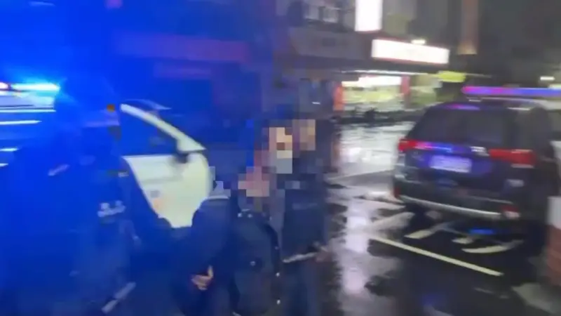 ▲新北市三重區昨（1日）晚間11時許發生一起行車糾紛案件，32歲龔男切換車道自摔怒持刀械叫囂。（圖／翻攝畫面）