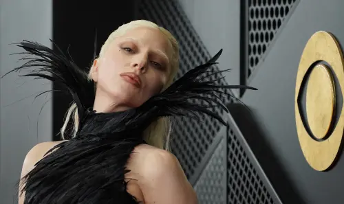 Lady Gaga不當白天鵝！葛萊美紅毯化身黑烏鴉　超濃羽毛氣勢逼人
