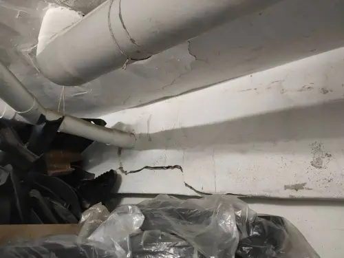 ▲可以看到該建築梁上已有明顯裂痕。（圖／住保會提供dqpa.org）