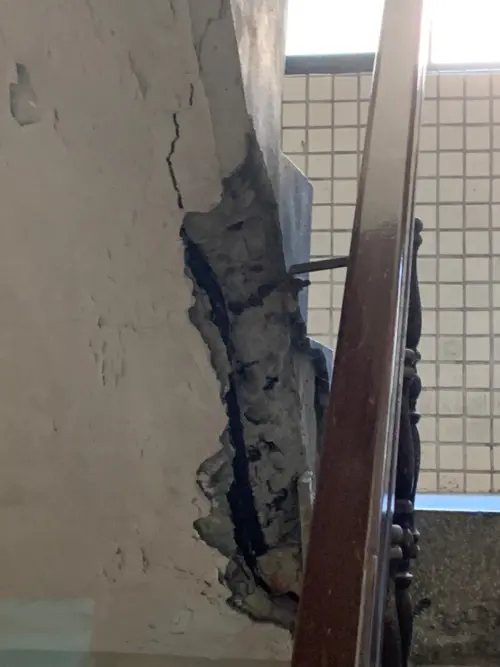 ▲樓梯水泥塊甚至出現掉落情況。（圖／住保會提供dqpa.org）