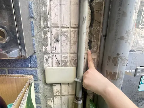 ▲外面甚至有垂直的裂縫。（圖／住保會提供dqpa.org）