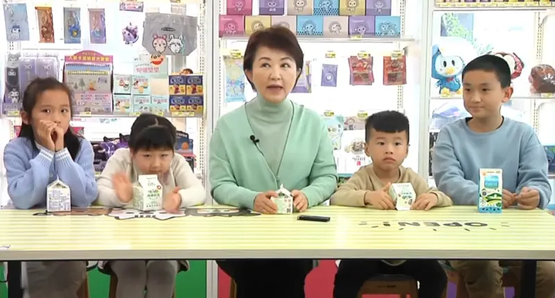 ▲盧秀燕今天上午視察「台中有鈣讚」計畫，和小朋友一起喝鮮奶。（圖／讀者提供，2026.02.02）