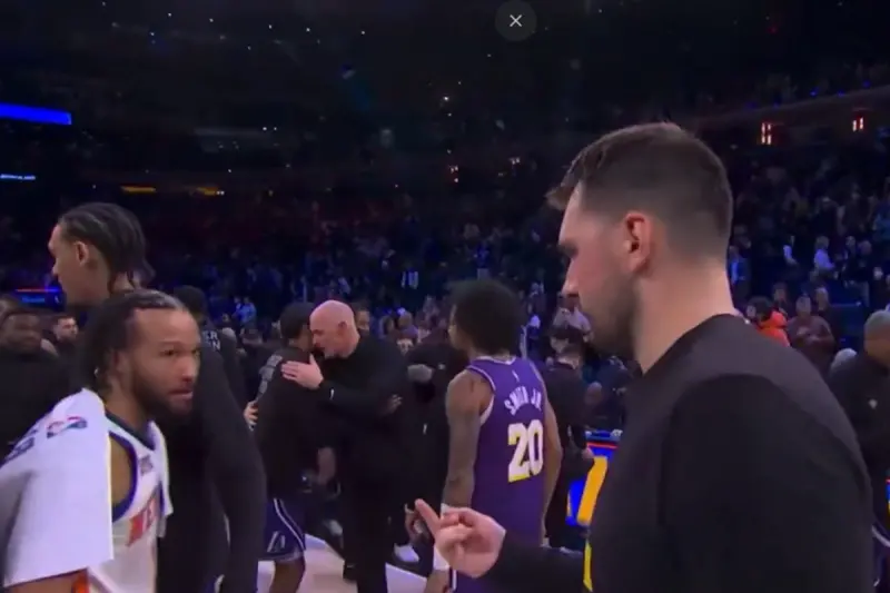 ▲唐西奇和昔日達拉斯獨行俠隊友布朗森（Jalen Brunson）打鬧，還向對方比中指，如今兩人都已不在獨行俠了，卻各自帶領新東家稱霸一方，讓人玩味。（圖／翻攝自SM Highlights X）