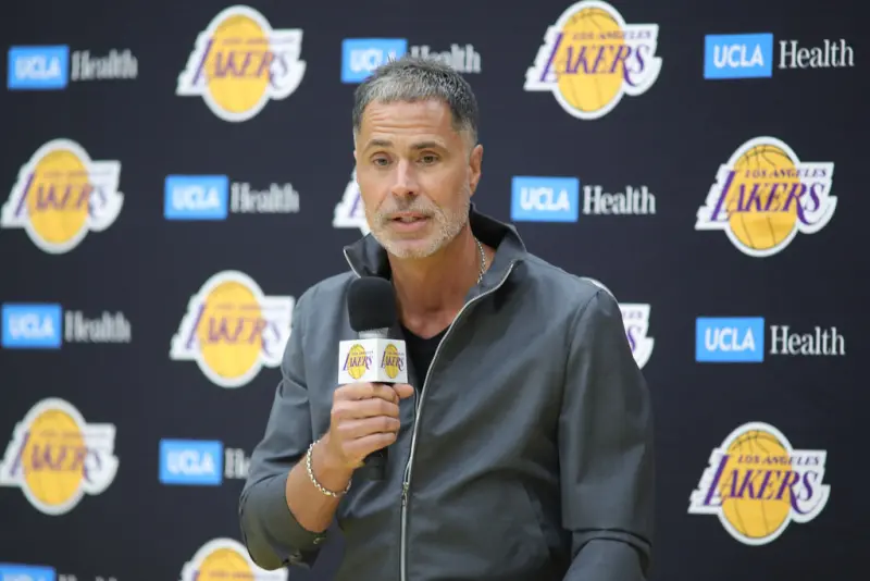 ▲洛杉磯湖人總管佩林卡（Rob Pelinka）在道奇隊高層顧問佛里曼（Andrew Friedman）的「指導」下，對於交易採取保守態度，導致球隊錯失補強側翼杭特的機會。（圖／美聯社／達志影像）