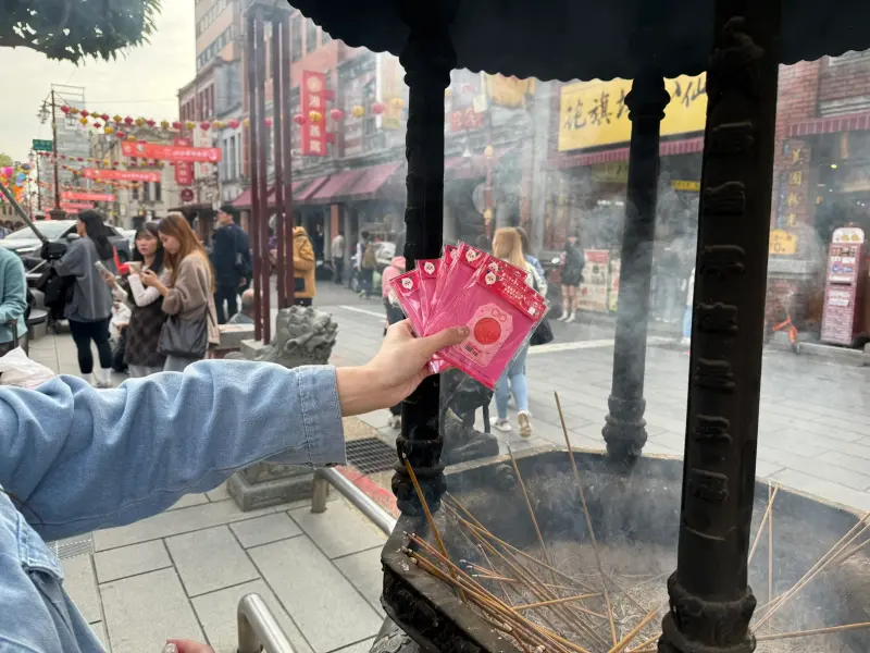 ▲台北捷運聯手霞海城隍廟，推出「月老御守套票」120元，包含祈福御守、籤詩刮刮樂、捷運二次票，開賣資訊一次看。（圖／台北捷運metro.taipei）