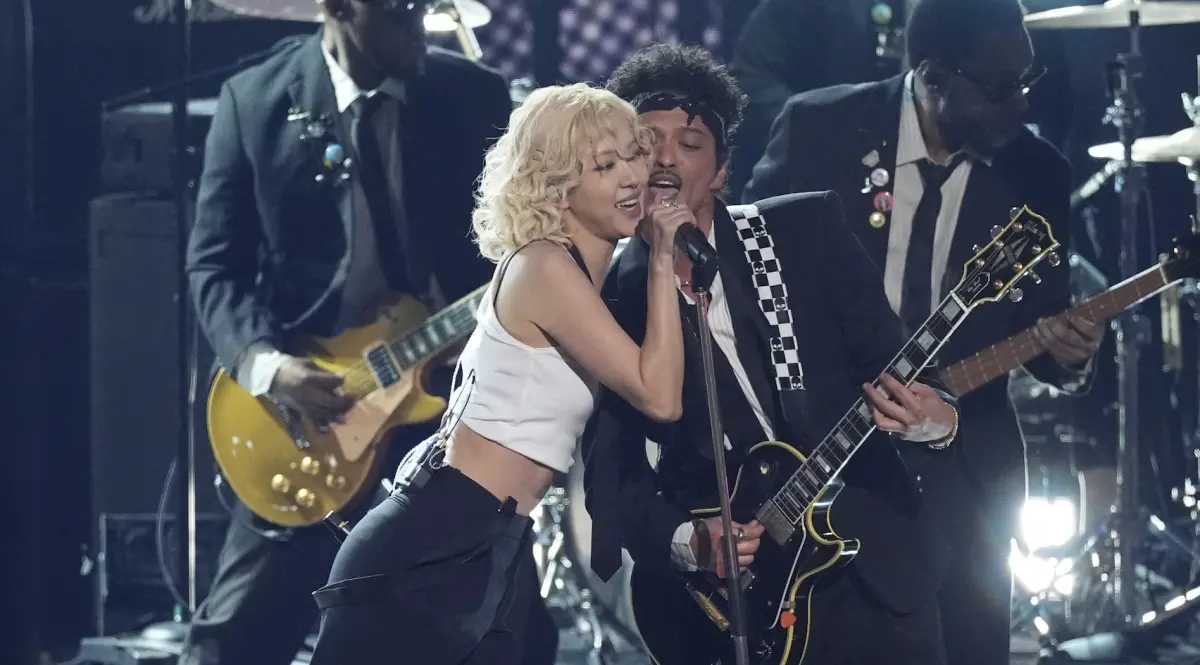 ▲Rosé（如圖）和火星人擔任葛萊美獎的表演嘉賓，兩人高唱〈APT.〉讓現場瞬間變夜店。（圖／美聯社）