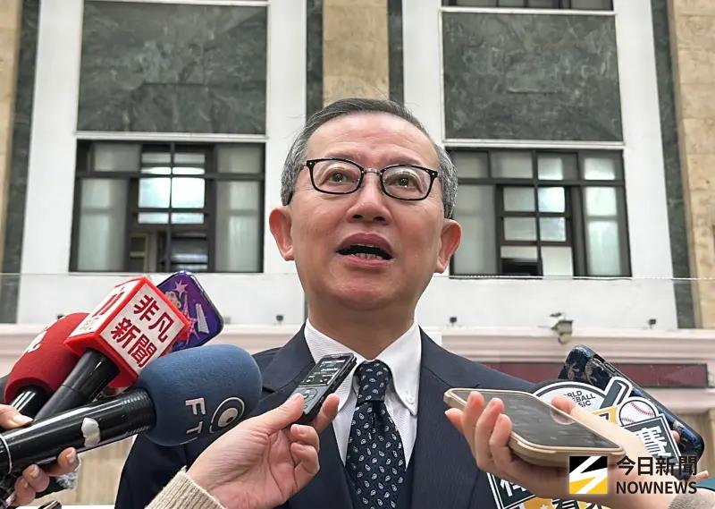 ▲國際黃金現貨價格崩跌近2成，素有「黃金王子」之稱的台灣銀行貴金屬部經理楊天立今（2）日表示合理，預估會整理1、2個月，但長期趨勢仍是往上走。（圖／記者顏真真攝）