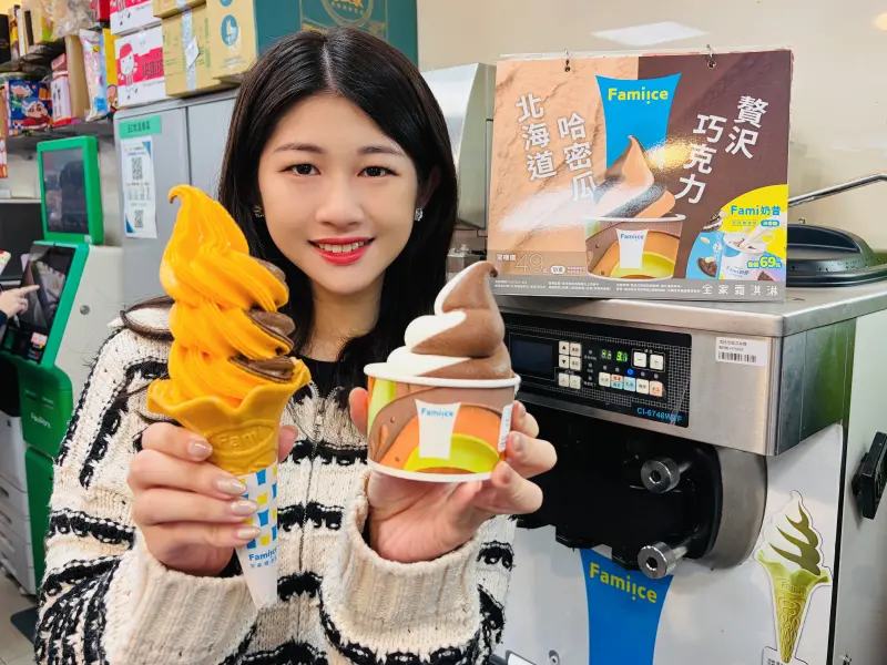 ▲全家霜淇淋買2送2優惠登場，可爽吃兩大冬季新口味：贅澤巧克力霜淇淋、北海道哈密瓜霜淇淋，平均單支25元。（圖／全家提供）