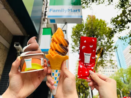 ▲全家2月5日起先推出贅澤巧克力霜淇淋，可用18元加購金鏟匙迎接好兆頭。（圖／全家提供）