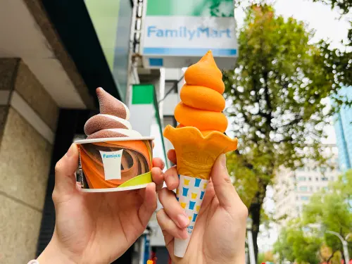 ▲贅澤巧克力霜淇淋2月5日上市，北海道哈密瓜霜淇淋2月12日接力開賣。（圖／全家提供）