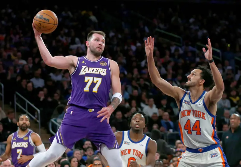 ▲洛杉磯湖人唐西奇（Luka Dončić）對陣尼克攻下30分15籃板，卻難敵對手阿努諾比（OG Anunoby）與沙梅特（Landry Shamet）等鋒線群的多點開花。湖人在第四節關鍵時刻進攻當機，加上防守端崩盤，最終以12分之差落敗，暴露了球隊側翼防守與替補戰力不足的嚴重隱憂。（圖／美聯社／達志影像）