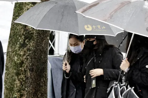 直擊／大S逝世滿1週年！紀念雕像今正式揭幕　S媽現身現況曝光
