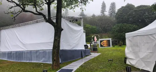 ▲大S紀念雕像目前仍用粉色的布蓋住，現場工作人員也在進行最後擺設。