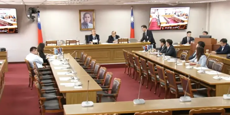 ▲許原榮（圖片最右）現為立法院長韓國瑜辦公室主任。（圖／翻攝立院ivod系統）