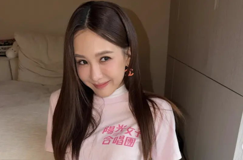 ▲安心亞在宣傳《陽光女子合唱團》時，興奮和影迷揮手，結果卻沒注意到身後的門直接撞上，把現場粉絲都嚇了一跳。（圖／翻攝自IG@xinya_an）