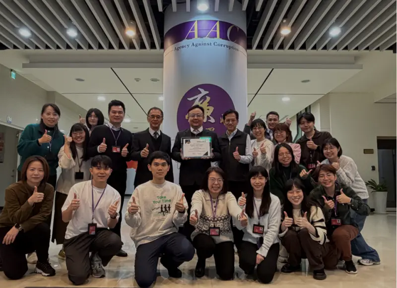 ▲法務部廉政署製作的「反貪腐公約與我國廉政推動」數位課程，獲得2026年的學習界奧斯卡獎金獎。中為廉政署署長馮成。（圖／廉政署提供）