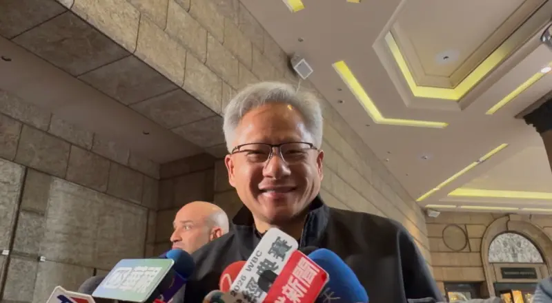 ▲輝達執行長黃仁勳親自向民眾拜早年，他祝大家馬上賺錢！（圖╱記者林汪靜攝）