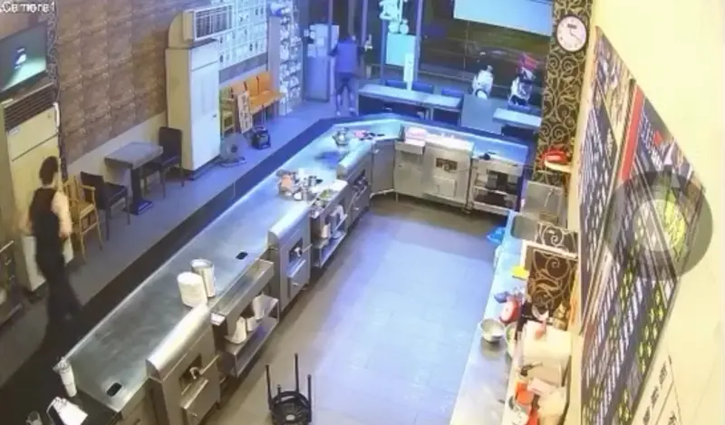 ▲台南北區一家鐵板燒店男店員深夜獨自值班，因上完廁所趕著招呼臨時上門的客人，褲子未繫好不慎滑落，還在門口跌倒，突如其來的畫面讓客人誤以為遇到危險，當場轉身逃離，整段過程被監視器拍下後在網路瘋傳。（圖／翻攝自Threads@ _tbw.2013）