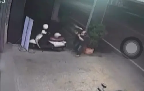 ▲顧客被店員舉動嚇到逃出店外，逃跑過程卻還折返，想躲在機車後方拍照，畫面相當荒謬。（圖／翻攝自Threads@ _tbw.2013）