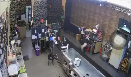 ▲▼鐵板燒男店員趁著沒有客人空檔，抽空到廁所解決生理需求，沒想到一走出來就遇到顧客進店，急忙前去招呼，卻不慎跌倒掉褲，嚇得客人拔腿就跑。（圖／翻攝自Threads@ _tbw.2013）