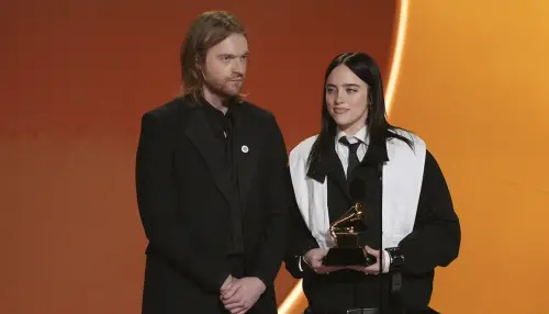 怪奇比莉3度拿葛萊美最佳年度歌曲！轟美國移民局：沒人是非法的
